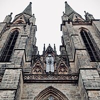 Die beeindruckenden gotischen Türme der Elisabethkirche